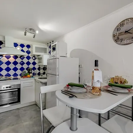 Apartment Between Mountain And Sea - Happy *